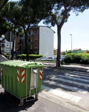 Cassonetto sistemato all'altezza delle strisce