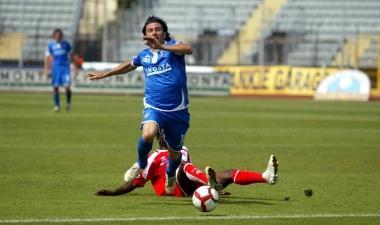 Il capitano azzurri Ighli Vannucchi cerca di raggiungere la palla dopo aver saltato il difensore Conteh 