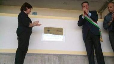Il sindaco e la vedova accanto alla targa dedicata a Fabio Menchetti