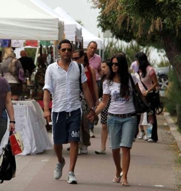 <b>A PASSEGGIO.</b> Turisti tra le bancarelle della mostra dei fiori 