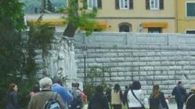 Turisti in centro e i bagni chiusi
