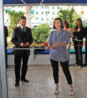 Il taglio del nastro della nuova filiale in piazza Dante a Portoferraio della Banca di Credito Cooperativo 