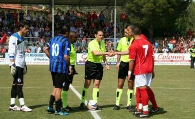 Larbitro Valerio Marini e i due capitani a centrocampo  