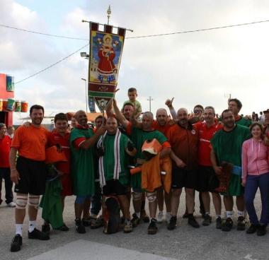 Il gruppo della Capitania di Latignano che ha vinto il palio di Santo Stefano  