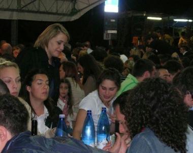 Tanta gente alla sagra della ciliegia uno stand e un tavolo degli stand gastronomici             