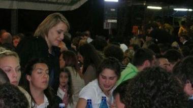 Tanta gente alla sagra della ciliegia uno stand e un tavolo degli stand gastronomici