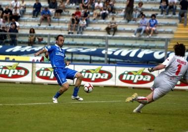 Vittorio Tosto anticipa tutti e realizza il gol del momentaneo 1-0 a favore dellEmpoli 