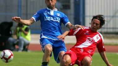<b>GOLEADOR</b> Mauro Esposito contende il pallone a Coralli