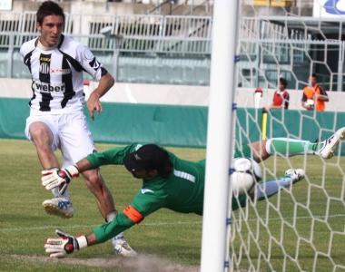 <b>LA PRODEZZA...</b> &Egrave; il 9 della ripresa: Guadalupi supera Pantanelli e segna il gol della salvezza 