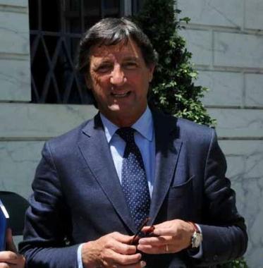 Il sindaco Zubbani e, a destra una scena dopo la retrocessione in serie D  