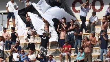 <b>ONDA BIANCONERA.</b> Il bandierone sventolato sulla gradinata dell’Ardenza a fine gara