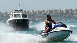 Bagnanti al sicuro con surf e acquascooter a 200 metri dalla costa
