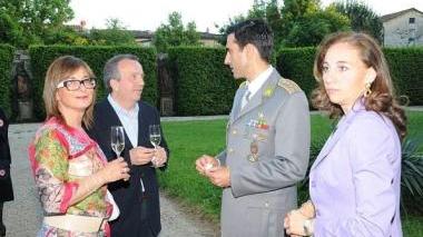In alto da sinistra gli ospiti nel parco; Ugo Giurlani; Umberto Veronesi a tavola con la moglie; sotto Giovanni Cattani con il dottor Enrico Marchi (Vip)