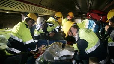 A destra i soccorritori in azione dentro un vagone ferroviario e allinterno dellospedale da campo allestito alla stazione   