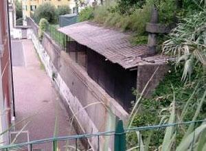 Tetti di eternit vicino a una scuola