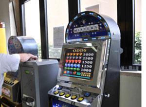 Recuperate slot-machine rubate in un bar