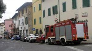 Crolla il tetto di un palazzo a Buggiano, sgomberate cinque famiglie