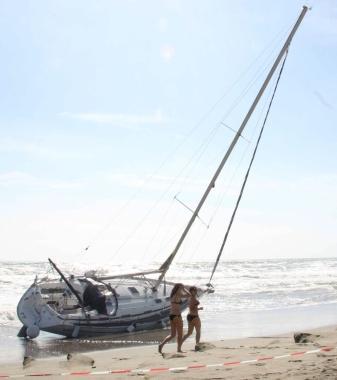 <b>SPIAGGIATA.</b> La barca a vela arenatasi al bagno Vespucci 