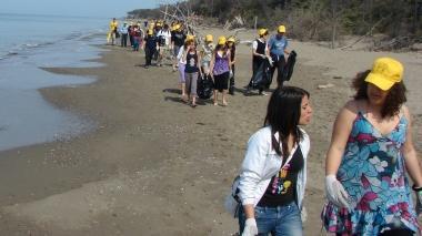 Oltre cento volontari puliscono le spiagge