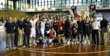 Foto di gruppo per le due squadre protagoniste della sfida al palasport di via delle Tagliate      
