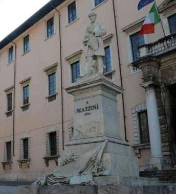 Il monumento a Mazzini 