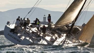 Due immagini della recente 151 Miglia al largo della costa pisana         