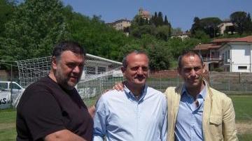 Patron Tommasi, mister Londi e il diesse Corradetti; a destra Moriani