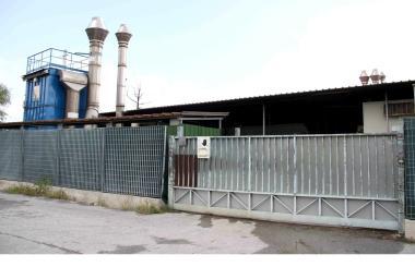 <b>FIAMME NELLA NOTTE.</b> La fabbrica andata a fuoco a Torre del Lago 