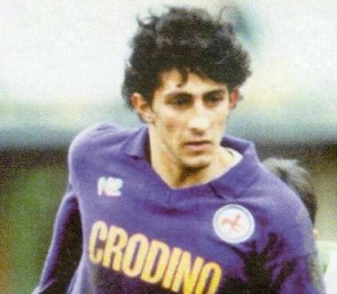 <b>ESEMPIO. </b> Accanto Igor Protti a 18 anni nel Livorno e alla fine della carriera Sopra in prestito alla Fiorentina e insieme al padre e alla sorella            