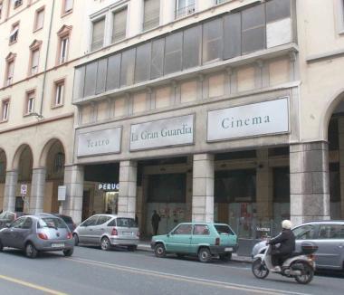 La facciata della Gran Guardia e due immagini che mostrano il retro dellex cinema: qui potrebbe sorgere un palazzo 