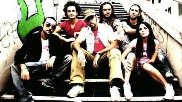 A destra i Michelangelo Buonarroti che si esibiranno sul palco di Fucecchio domani. Nell’altra foto la band bresciana Plan de Fuga in concerto alla Buca d’Andrea domenica sera