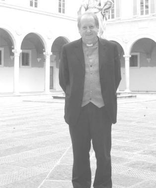 Monsignor Antonio Cecconi nel cortile dell’Arcivescovado
