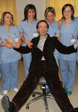 Benigni nel centro di reumatologia di Prato, che ha contribuito a realizzare con l’incasso di Tutto su Dante