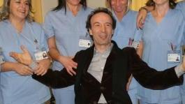 Benigni nel centro di reumatologia di Prato, che ha contribuito a realizzare con l’incasso di Tutto su Dante
