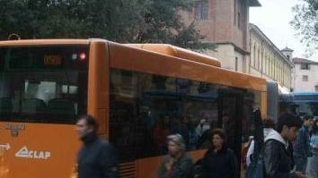 Passeggeri mentre salgono su un pullman