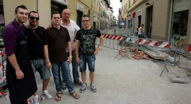 Un gruppo di negozianti nel punto dove il cantiere da mesi impedisce alle attivit&agrave; commerciali di lavorare normalmente 