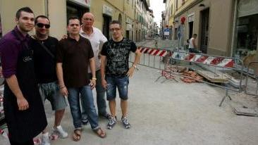 Un gruppo di negozianti nel punto dove il cantiere da mesi impedisce alle attività commerciali di lavorare normalmente