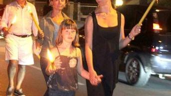 Mamma con bimba in corteo