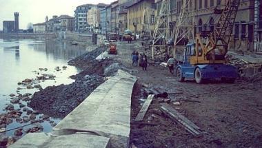 I lavori dopo lalluvione del 1966 nella foto inviata da Daniela Guidi, premiata da Allegrini 