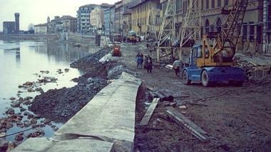 I lavori dopo l’alluvione del 1966 nella foto inviata da Daniela Guidi, premiata da Allegrini