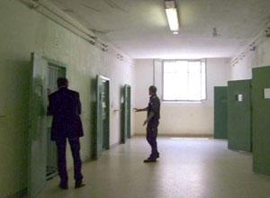Detenuto tenta il suicidio bevendo il detersivo «Una situazione a rischio»