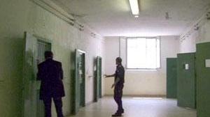 Detenuto tenta il suicidio bevendo il detersivo «Una situazione a rischio»