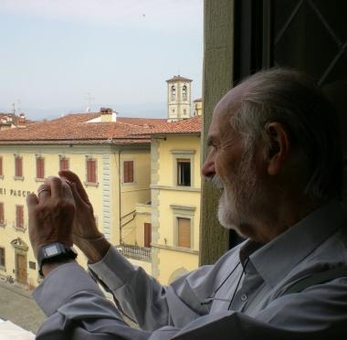 Il famoso architetto Lucien Kroll ammira Pistoia da una finestra del palazzo civico 