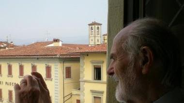 Il famoso architetto Lucien Kroll ammira Pistoia da una finestra del palazzo civico
