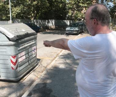 <b>VANDALI E DEGRADO. </b>A sinistra, il residente Umberto Caluri mostra i cassonetti presi di mira ieri notte: in alto, la sporcizia accumulata nel piazzale in via Calatafimi e a destra una delle auto spaccate durante il raid, con lo specchietto danneggiato dai vandali. 
