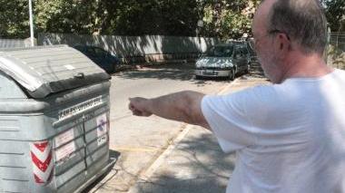 <b>VANDALI E DEGRADO. </b>A sinistra, il residente Umberto Caluri mostra i cassonetti presi di mira ieri notte: in alto, la sporcizia accumulata nel piazzale in via Calatafimi e a destra una delle auto spaccate durante il raid, con lo specchietto danneggiato dai vandali.