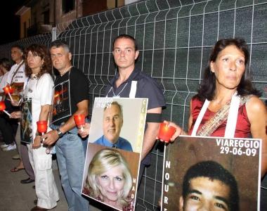 <b>NOTTE IN STRADA.</b> Le foto di chi non c&egrave; pi&ugrave;; lo striscione in apertura di corteo; larrivo in via Ponchielli con lo sfondo delle case distrutte   