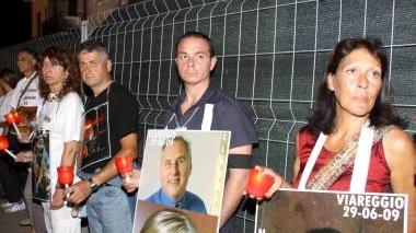 <b>NOTTE IN STRADA.</b> Le foto di chi non c’è più; lo striscione in apertura di corteo; l’arrivo in via Ponchielli con lo sfondo delle case distrutte