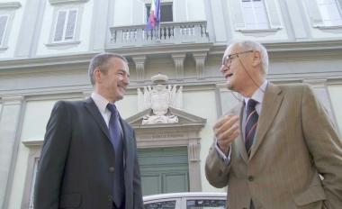 Sopra, a sinistra il direttore della Scuola Normale Fabio Beltram a destra il presidente della Fondazione Cassa di Risparmio di Pisa Cosimo Bracci Torsi davanti alla facciata. A fianco operai al lavoro 