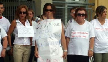 Genitori, figli e insegnanti contro i tagli a scuola: un flash mob a Ponte a Egola